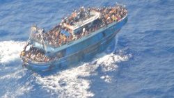 Fiskebåten forliste med hundrevis av mennesker om bord. Bilde tatt av den greske kystvakten.