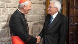 La stretta di mano tra il cardinale Zuppi e il presidente Mattarella 