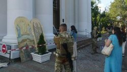 Après l'attaque, devant la cathédrale orthodoxe de la Transfiguration, le 23 juillet 2023. 