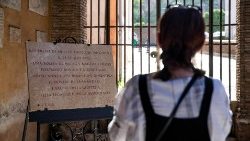 Un letrero colocado en iglesia de San Jorge en Velabro recuerda los atentados de la mafia en Roma.