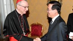 El Cardenal Secretario de Estado vaticano Pietro Parolin junto al presidente vietnamita Vo Van Thuong.