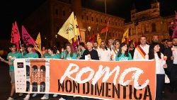 Der große Fackelzug zum Gedenken an die Bombennacht in Rom führte in der Nacht zum Freitag zu den Orten der Anschläge