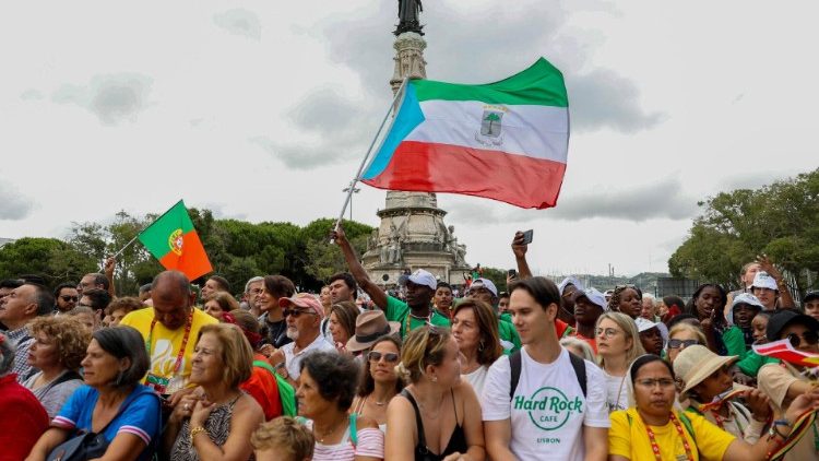 L'entusiasmo dei giovani latinoamericani alla Gmg di lisbona, ai piedi del monumento ad Alfonso de Albuquerque, davanti all'ingresso del palazzo presidenziale di Belem