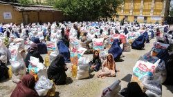 نساء يحصلن على مساعدات غذائية في كابل