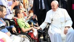 Il Papa saluta alcuni malati