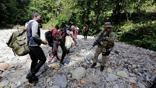 Migrantes colombianos cruzando la jungla del Darién en el sector de las "lajas blancas", en la frontera con Panamá
