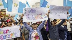 Apoiadores do presidente eleito Bernardo Arévalo realizam manifestação na Cidade da Guatemala (ANSA)