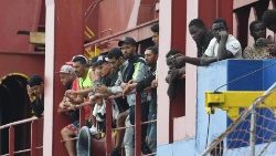 Gerettete Bootsmigranten gehen im September letzten Jahres in Salerno an Land