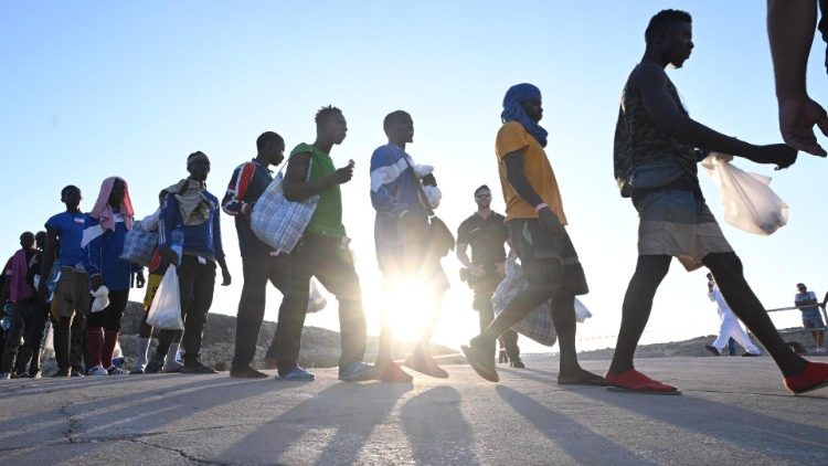 Persone migranti approdate a Lampedusa, lo scorso settembre, in 500 in procinto di lasciare l'isola