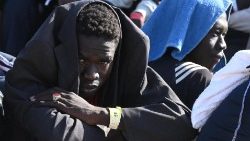 Wartende Flüchtlinge auf Lampedusa (Archivbild)
