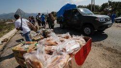 Armenische Freiwillige verteilen Nahrungsmittel an Armenier, die aus Berg-Karabach flüchten