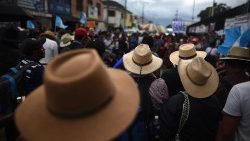 Ciudadanos guatemaltecos protestan ante el Ministerio Público y piden la renuncia de la Fiscal. 