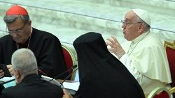 Papst Franziskus bei der 1. Plenarsitzung der Welt-Bischofssynode in der vatikanischen Audienzhalle diesen Mittwochnachmittag