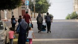Palestinos em fuga de Gaza (ANSA)