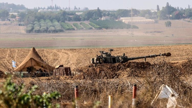Le forze israeliane posizionate lungo il confine con Gaza