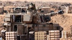 Tanques israelíes a lo largo de la frontera con Gaza