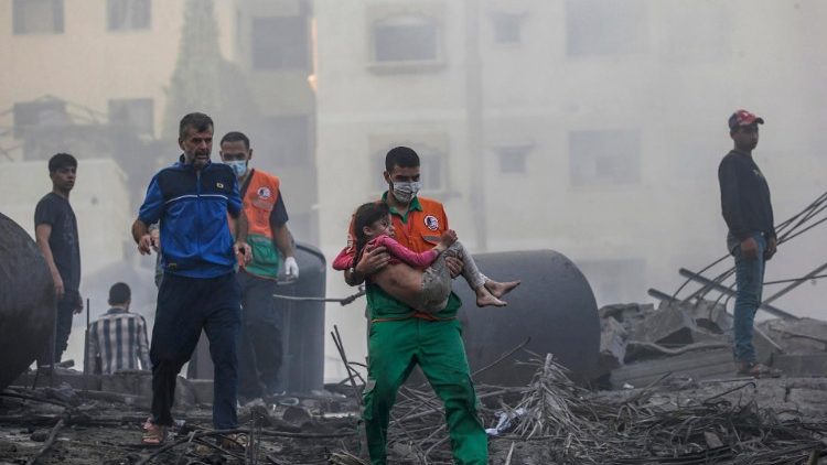Búsqueda de cadáveres y supervivientes tras los ataques aéreos israelíes en Gaza.
