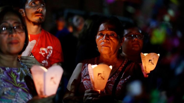 Los salvadoreños han salido a las calles con antorchas en procesión para honrar la memoria de los ocho mártires de la UCA, asesinados por odio a la fe en 1989. (ANSA, 12 de noviembre de 2023)