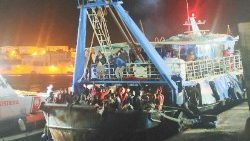 Foto de arquivo (novembro de 2023) do desembarque numeroso em Lampedusa após um naufrágio de migrantes (ANSA)