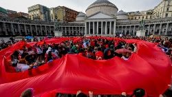 25 de noviembre: flash mob en círculo en la Plaza Plebiscito de Nápoles