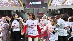 Manifestazione contro la violenza sulle donne, nello stadio di Salerno, prima di una partita di calcio di Serie A