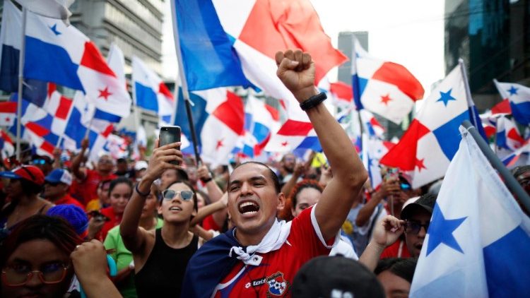 Al grito de "Sí se pudo" centenares de panameños celebraron el fallo de la Corte en las calles