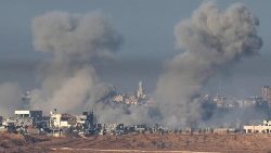 Rauch über dem Gaza-Streifen, wo beide Seiten ihre Angriffe fortsetzen