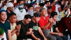 Musulmanes reunidos en oración en solidaridad con las víctimas de la explosión durante una misa en el sur de Filipinas