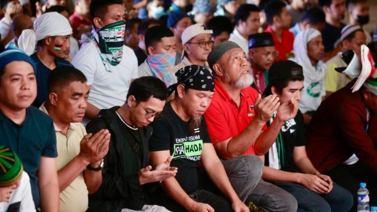 Manilla, Philippines. Muslims pray as they gather in solidarity with victims of the attack. 