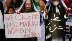 Des musulmans manifestent en solidarité avec les victimes chrétiennes de l'attentat à Mindanao.
