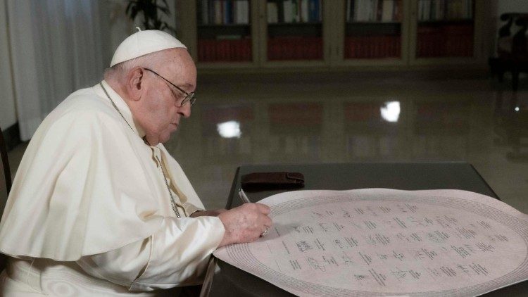 Le Pape signe le Document sur la fraternité humaine en février 2019. 