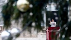 El Papa Francisco asomado desde el balcón pontificio para presidir la oración mariana del Ángelus en la fiesta de San Esteban. 