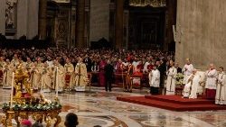 Il Papa in Basilica di S.Pietro per messa della notte di Natale