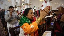 Mitglieder der christlichen Minderheit in Pakistan an diesem Montag bei einer Weihnachtsmesse in der St. John's Kathedrale in Peshawar