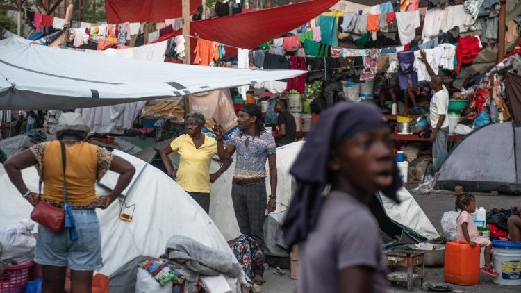 Des Haïtiens fuient les violences des gangs et trouvent refuge dans des abris temporaires. 