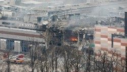Dnipro, un centro commerciale distrutto dai missili (Ansa)