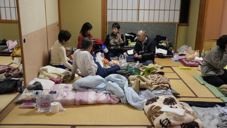 Des habitants de la préfecture d'Ishikawa se réfugient dans un centre d'urgence.  