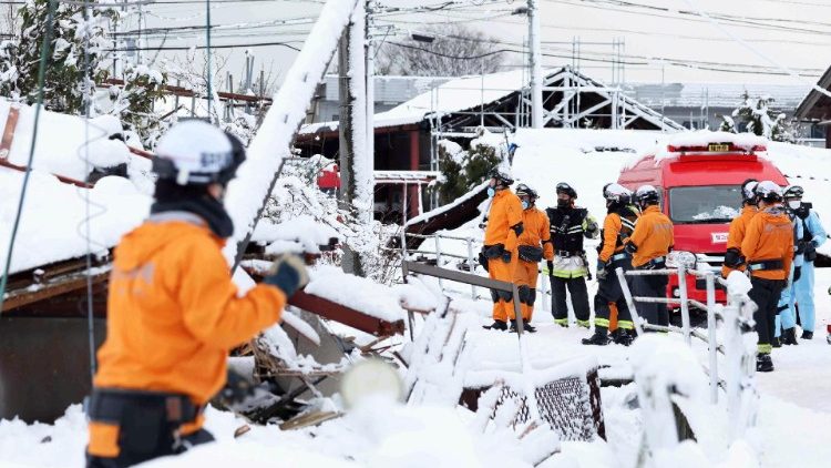 Al menos se registraron 168 muertos y 323 desaparecidos en un fuerte terremoto en el centro de Japón. (ANSA)