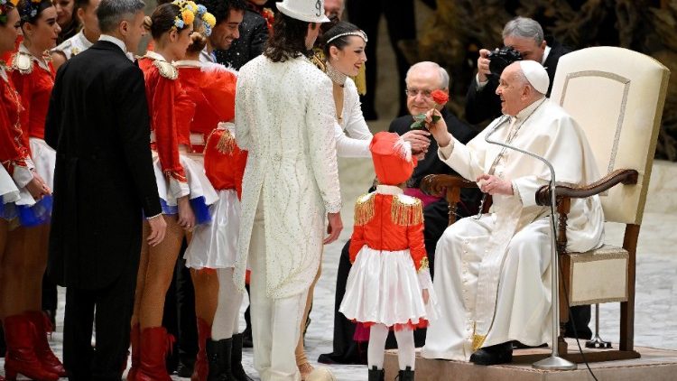 A dançarina Angelina entrega a rosa ao Papa junto com o palhaço Ridolini