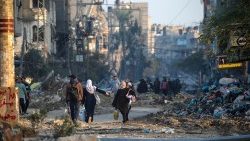 Persone tra le macerie di Gaza