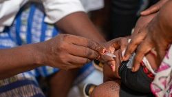 Un enfant reçois le vaccin contre le paludisme au Cameroun