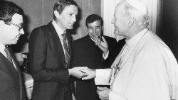 L'incontro tra Gigi Riva e Giovanni Paolo II nel 1981