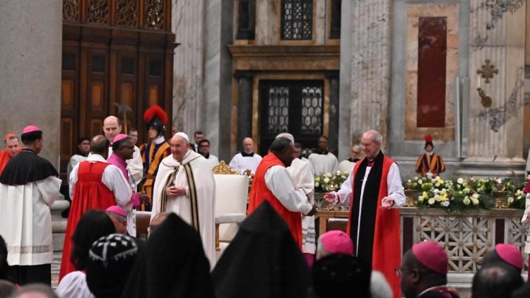Am Ende der Vesper sendeten Papst Franziskus und Justin Welby anglikanisch-katholische Bischofspaare aus, Zeugen der Einheit der Christen zu sein