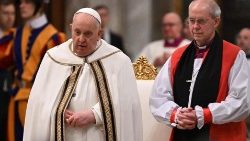 Francisco juntp al arzobispo anglicano de Cantenbury, Justin Welby en la clausura de la Semana de Oración por la Unidad de los Cristianos, en la basílica de San Pablo Extramuros de Roma