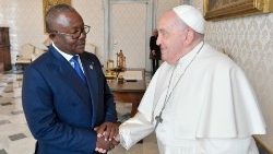 Le président de Guinée-Bissau, Umaro Sissoco Embalo, reçu par le Pape dans la bibliothèque du Palais apostolique, le 29 janvier 2024.