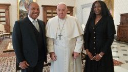 Der Papst mit dem Politiker und dessen Frau