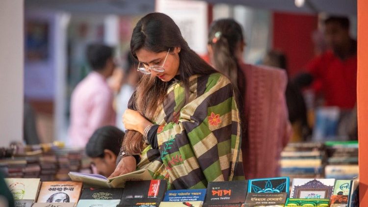 Eine Frau liest ein Buch während der Buchmesse in Dhaka, der Hauptstadt von Bangladesch