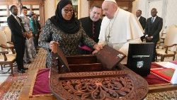 Papst Franziskus bekommt eine Tür, ein Werk aus Sansibar