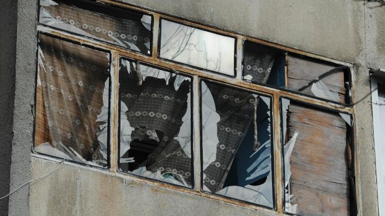 As janelas quebradas de um apartamento após o bombardeio matinal em Lviv, oeste da Ucrânia, 15 de fevereiro de 2024, em meio à invasão russa. Pelo menos 18 edifícios residenciais, duas escolas e um jardim de infância foram danificados no bombardeio russo na cidade de Lviv, no oeste, disse o prefeito de Lviv, Andriy Sadovyi, em 15 de fevereiro, acrescentando que três pessoas ficaram feridas no ataque. EPA/MYKOLA TYS