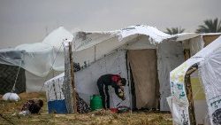 Campamento de una familia palestina que huyó de Rafah
